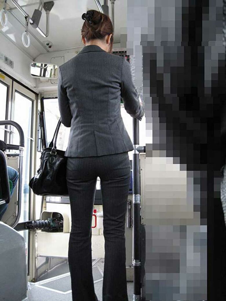 OL パン線盗撮画像!スーツからケツの形が分かって超エロいぜ!!ムチンムチンっす♪119