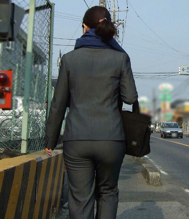 OL パン線盗撮画像!スーツからケツの形が分かって超エロいぜ!!ムチンムチンっす♪123