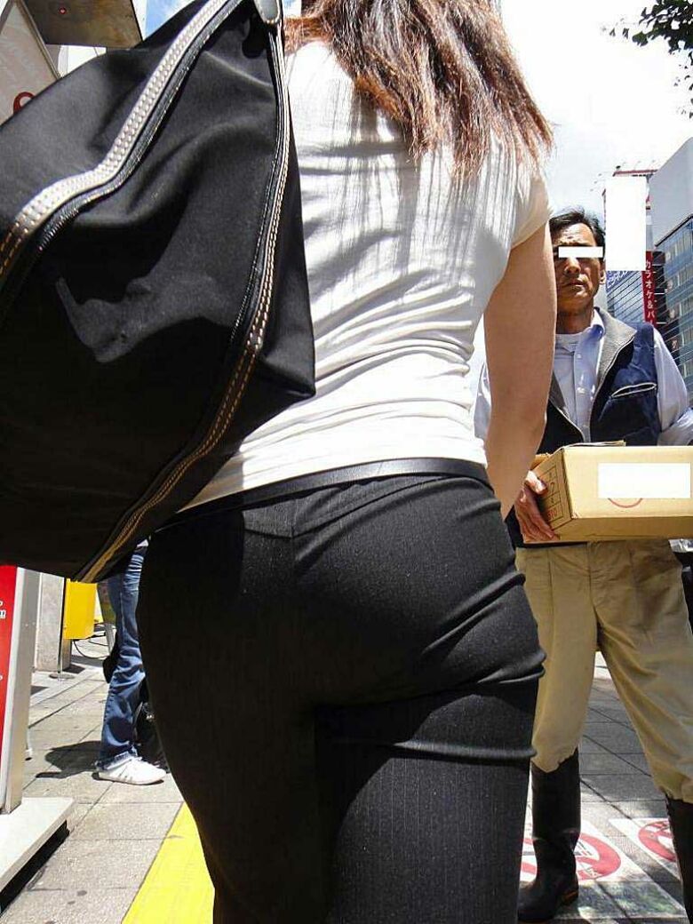 OL パン線盗撮画像!スーツからケツの形が分かって超エロいぜ!!ムチンムチンっす♪126