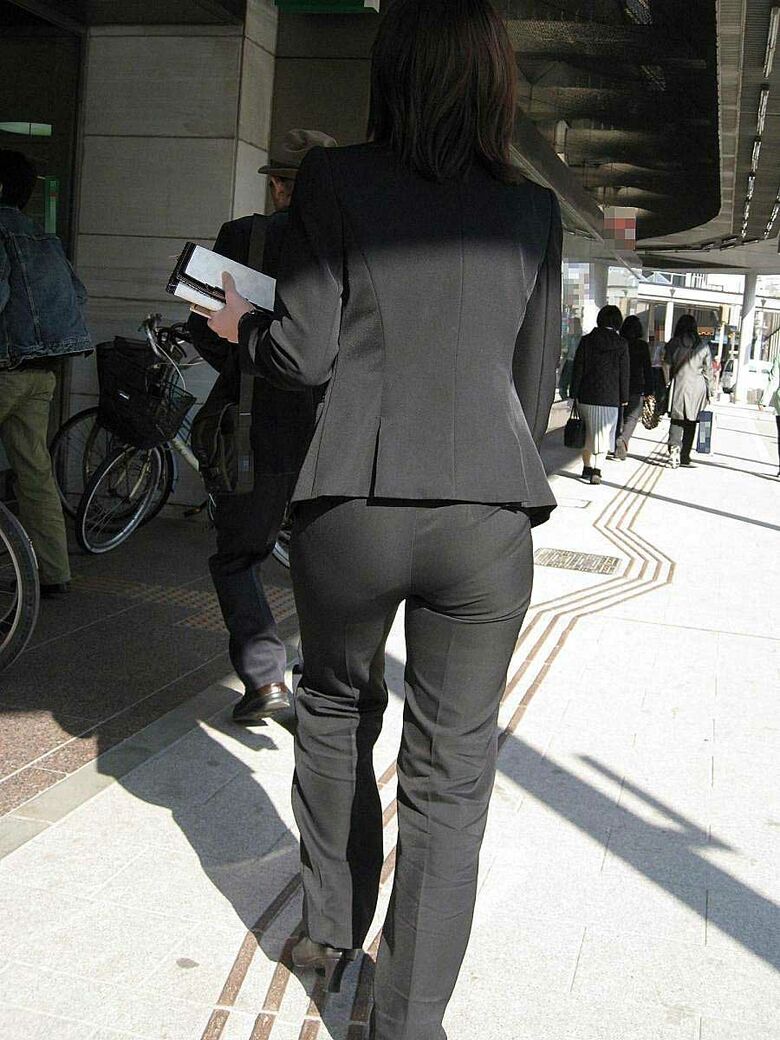 OL パン線盗撮画像!スーツからケツの形が分かって超エロいぜ!!ムチンムチンっす♪127