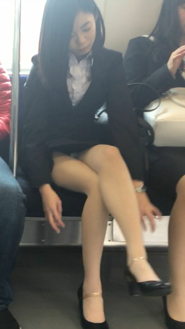 ol 盗撮画像！はたらくお姉さんのパンチラ♡制服姿がエロくてたまんないっす(´д`)ﾊｧﾊｧ…021