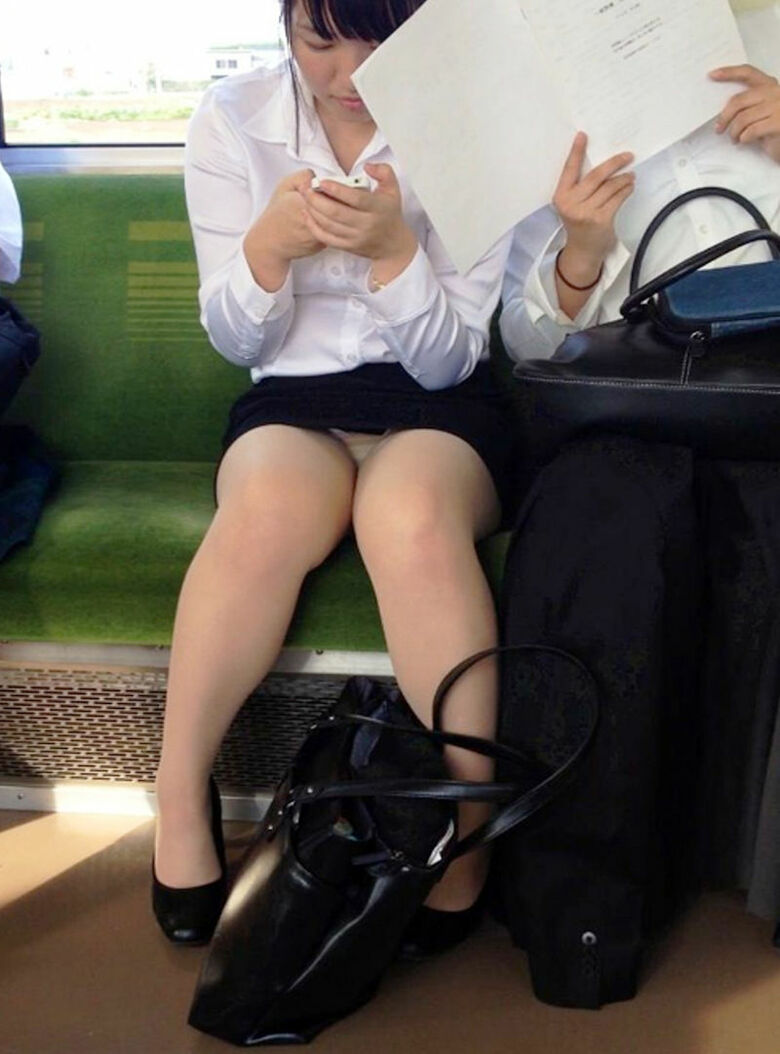 ol 盗撮画像！はたらくお姉さんのパンチラ♡制服姿がエロくてたまんないっす(´д`)ﾊｧﾊｧ…025