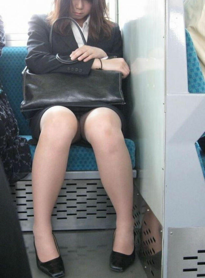 ol 盗撮画像！はたらくお姉さんのパンチラ♡制服姿がエロくてたまんないっす(´д`)ﾊｧﾊｧ…034