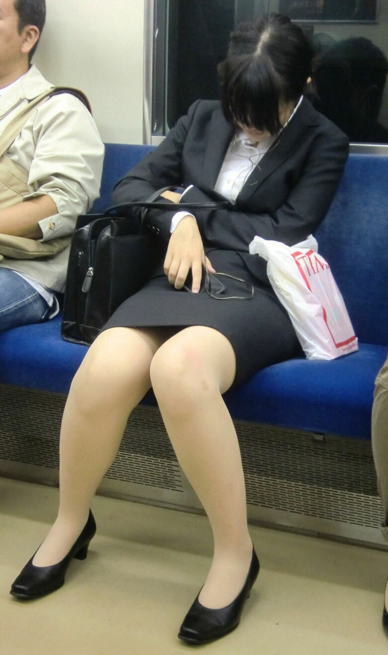 ol 盗撮画像！はたらくお姉さんのパンチラ♡制服姿がエロくてたまんないっす(´д`)ﾊｧﾊｧ…059