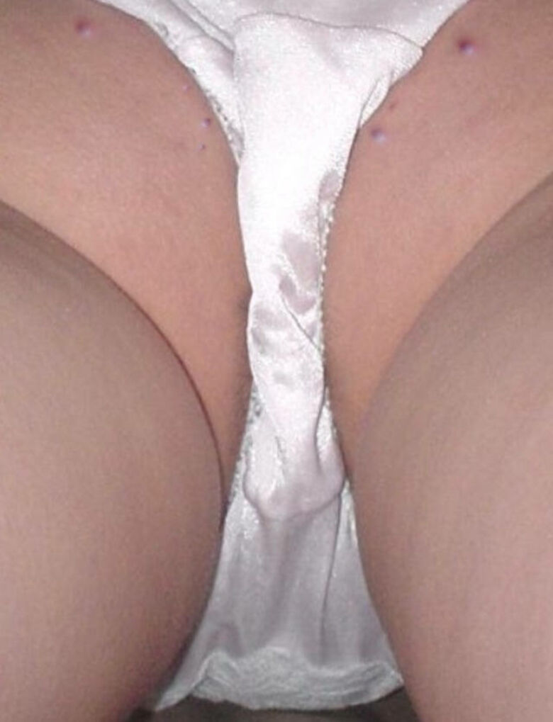 逆さ撮りローパンツ画像54枚！盗撮でエロいローアングルなパンチラ 太ももや抜ける!!002枚目