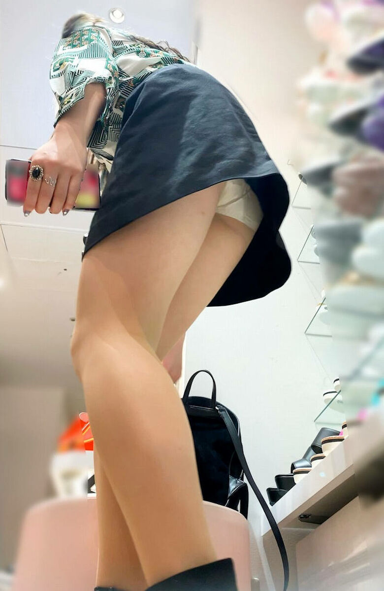 逆さ撮りローパンツ画像54枚！盗撮でエロいローアングルなパンチラ 太ももや抜ける!!043枚目