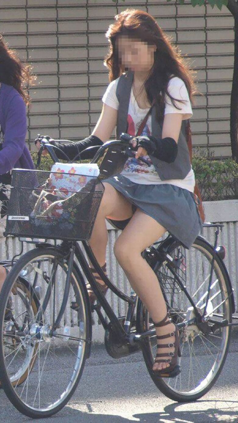 【自転車 パンチラ】チャンスは最大限に活かす。それが盗撮の主義※GIFあり058