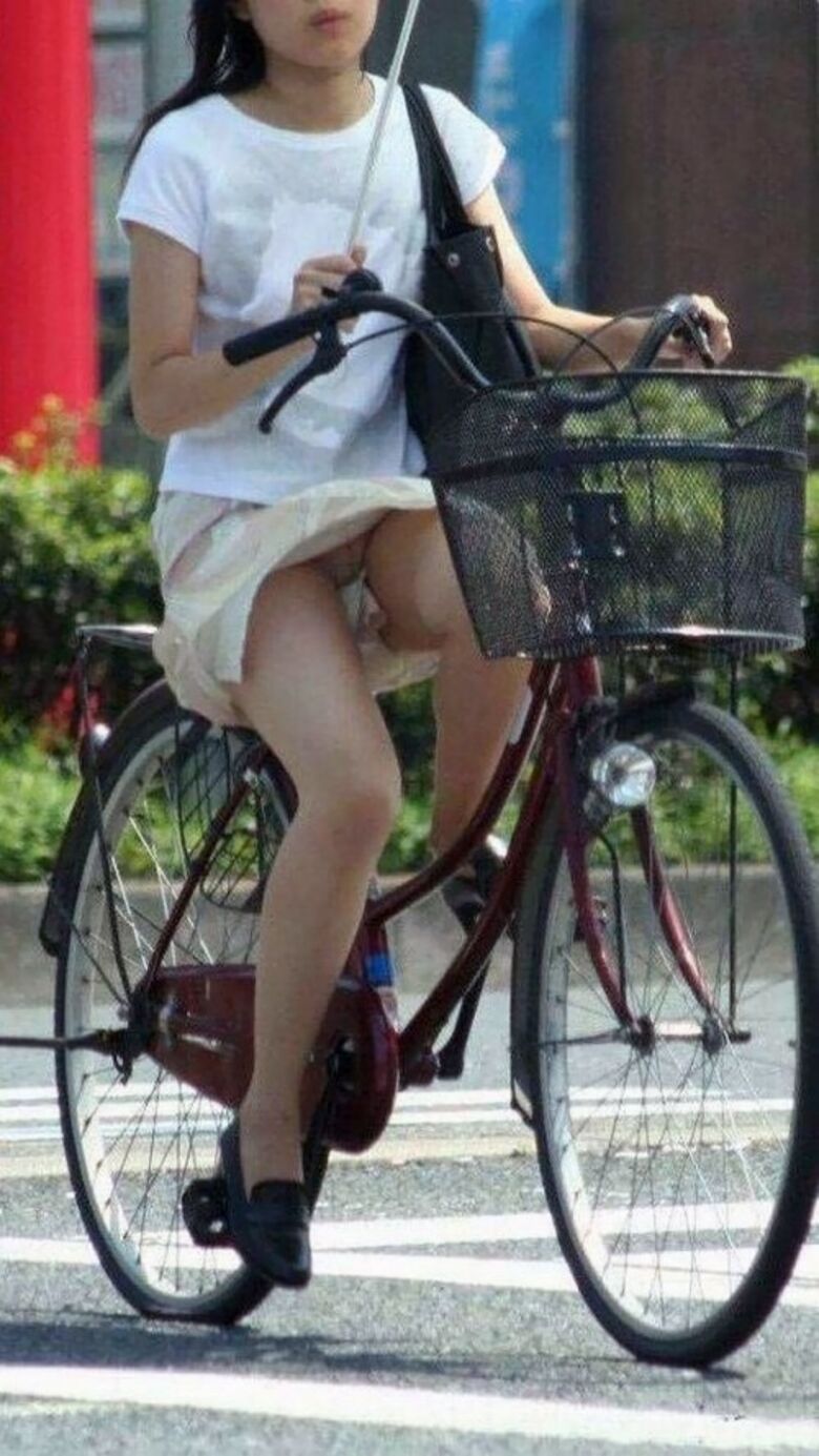 【自転車 パンチラ】チャンスは最大限に活かす。それが盗撮の主義※GIFあり094