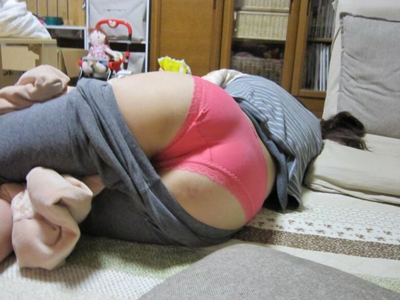 熟女盗撮 エロ画像!妻や嫁の流出パンツ㊙️無防備すぎる下半身が抜けちゃいます♡011