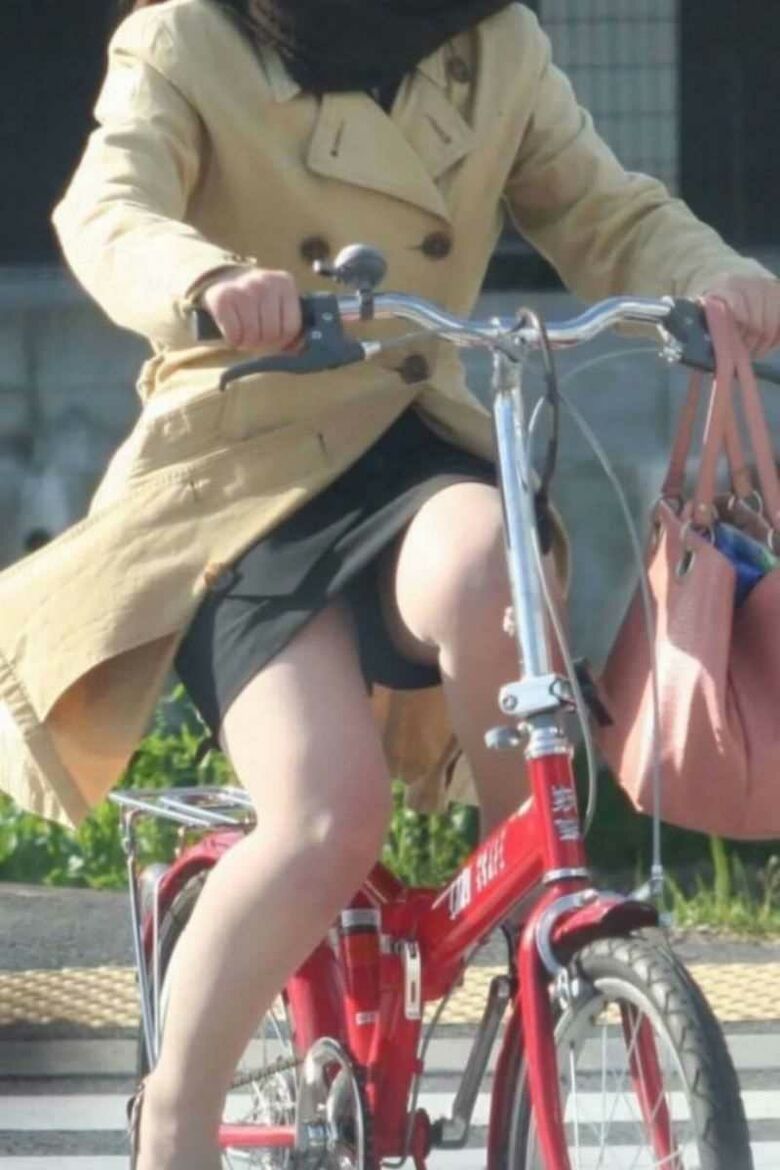 OL 自転車パンチラ画像!生々しくてリアルなパンツをまとめてみたぜ!!001