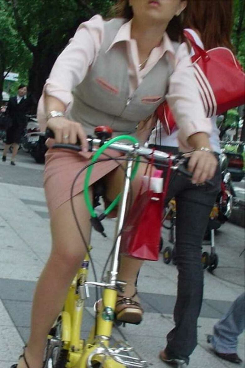 OL 自転車パンチラ画像!生々しくてリアルなパンツをまとめてみたぜ!!004