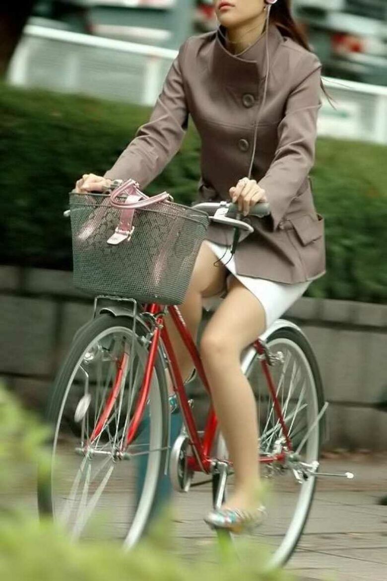 OL 自転車パンチラ画像!生々しくてリアルなパンツをまとめてみたぜ!!006