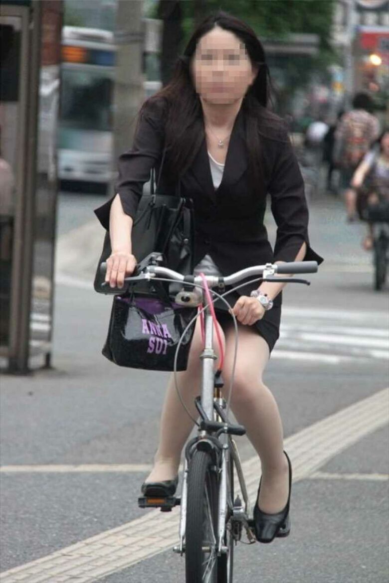 OL 自転車パンチラ画像!生々しくてリアルなパンツをまとめてみたぜ!!013