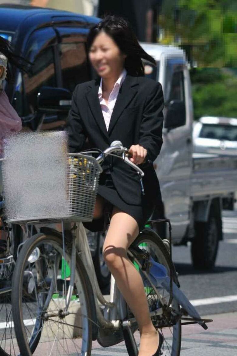 OL 自転車パンチラ画像!生々しくてリアルなパンツをまとめてみたぜ!!017