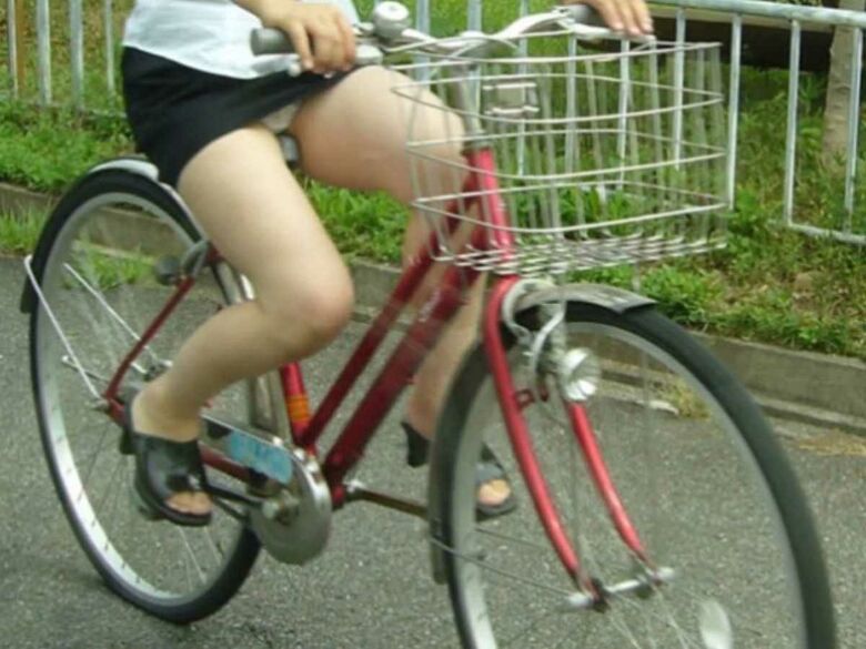 OL 自転車パンチラ画像!生々しくてリアルなパンツをまとめてみたぜ!!021