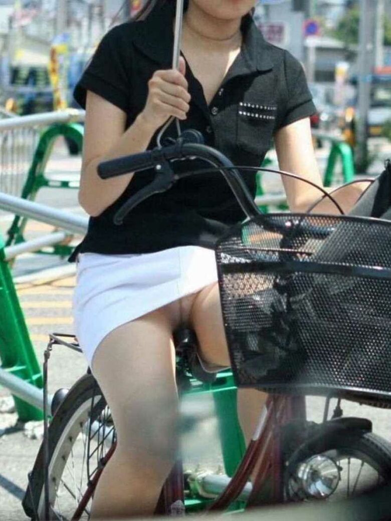OL 自転車パンチラ画像!生々しくてリアルなパンツをまとめてみたぜ!!022