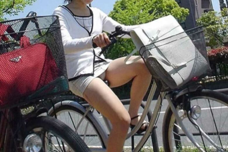 OL 自転車パンチラ画像!生々しくてリアルなパンツをまとめてみたぜ!!023