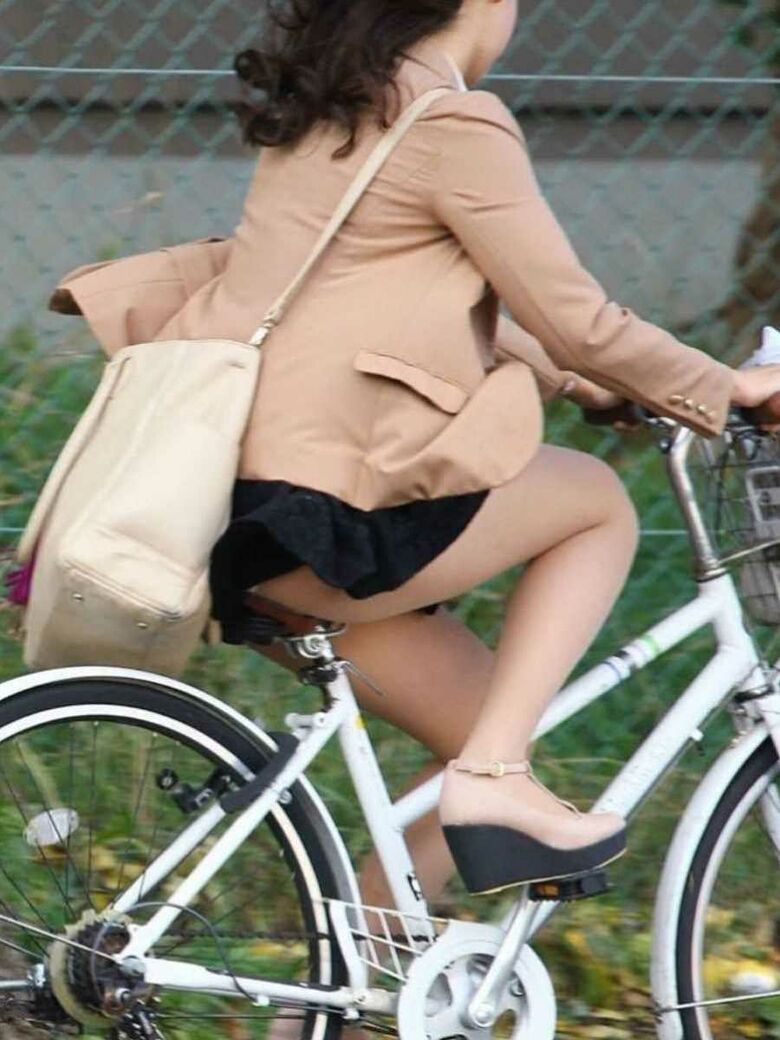 OL 自転車パンチラ画像!生々しくてリアルなパンツをまとめてみたぜ!!024