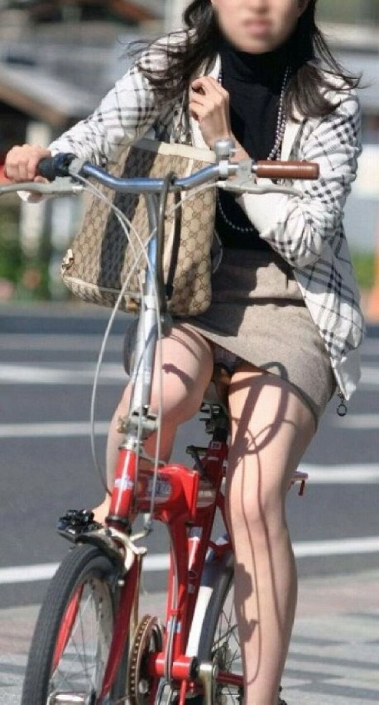 OL 自転車パンチラ画像!生々しくてリアルなパンツをまとめてみたぜ!!027