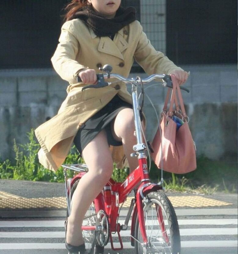 OL 自転車パンチラ画像!生々しくてリアルなパンツをまとめてみたぜ!!028