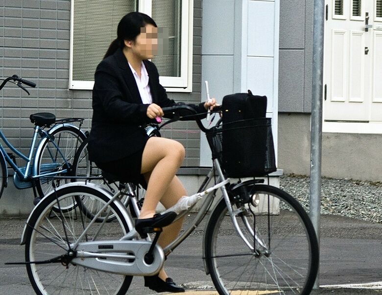 OL 自転車パンチラ画像!生々しくてリアルなパンツをまとめてみたぜ!!047