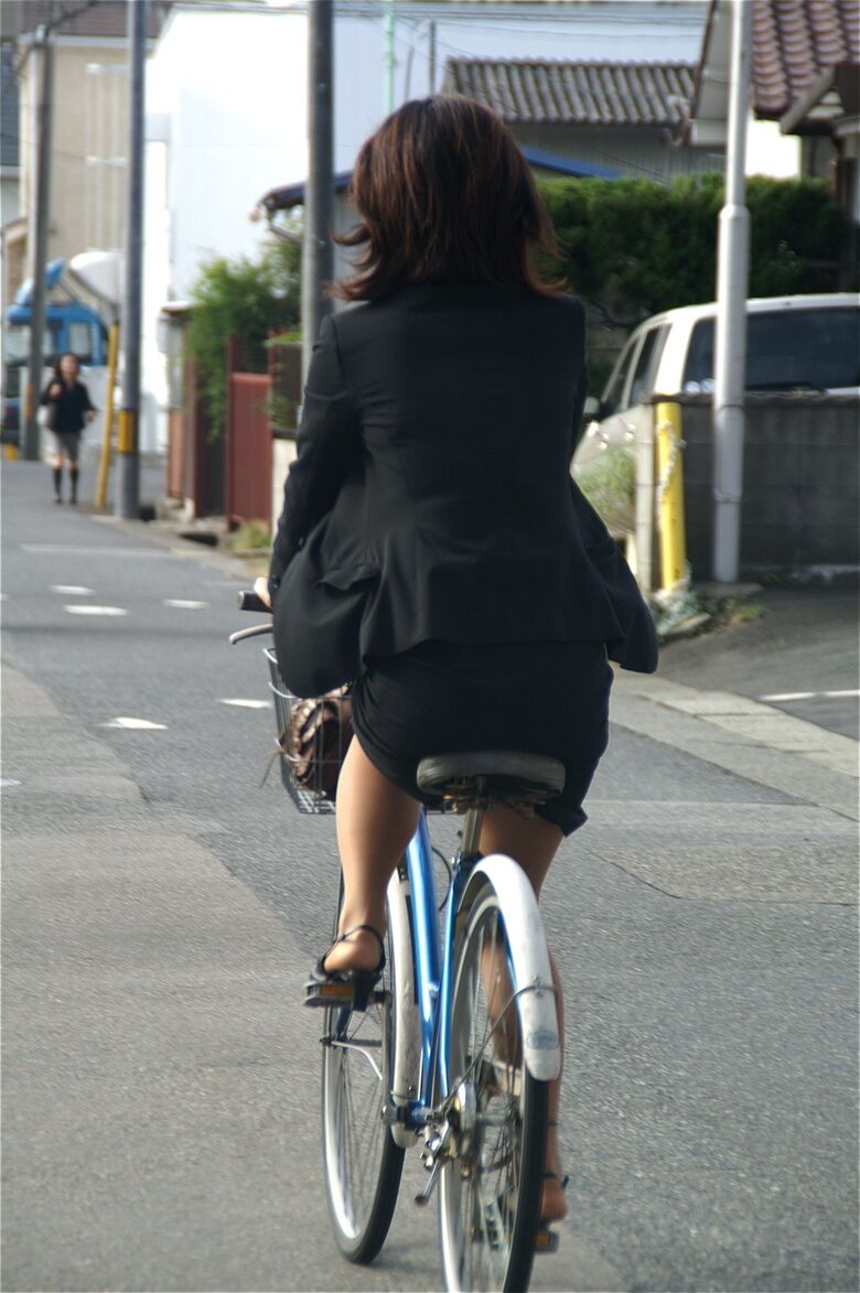 OL 自転車パンチラ画像!生々しくてリアルなパンツをまとめてみたぜ!!049