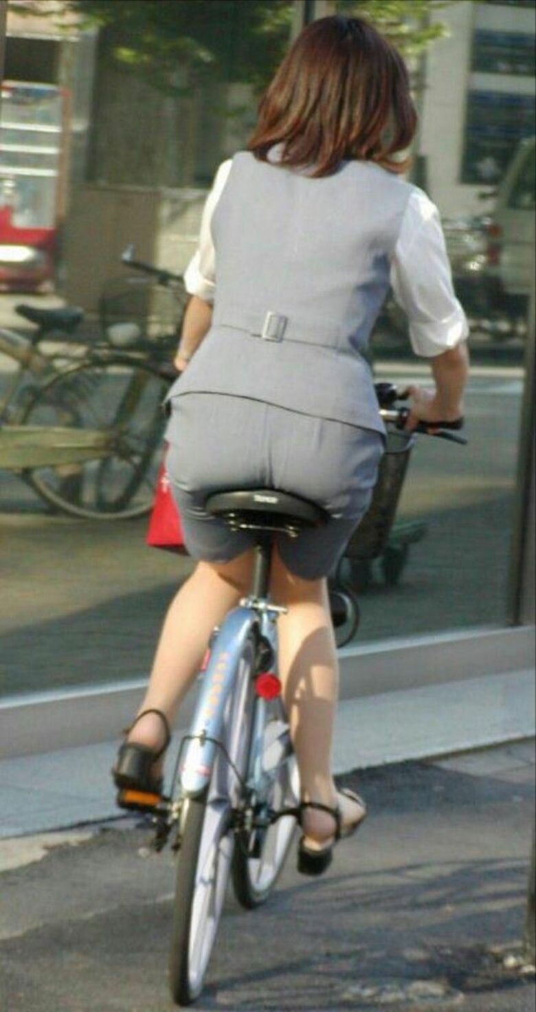 OL 自転車パンチラ画像!生々しくてリアルなパンツをまとめてみたぜ!!051