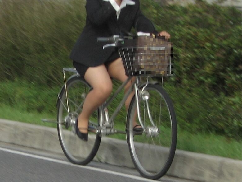 OL 自転車パンチラ画像!生々しくてリアルなパンツをまとめてみたぜ!!057