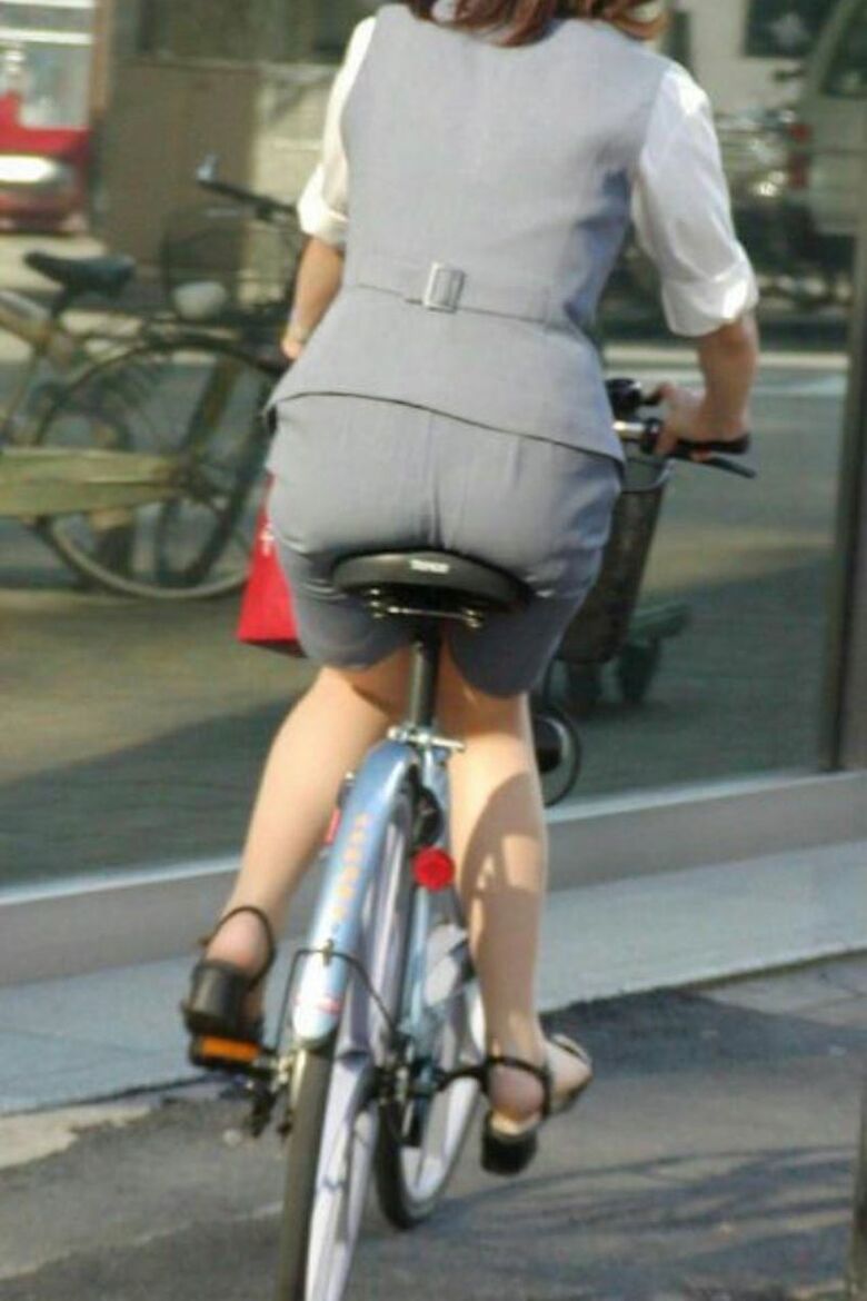OL 自転車パンチラ画像!生々しくてリアルなパンツをまとめてみたぜ!!064