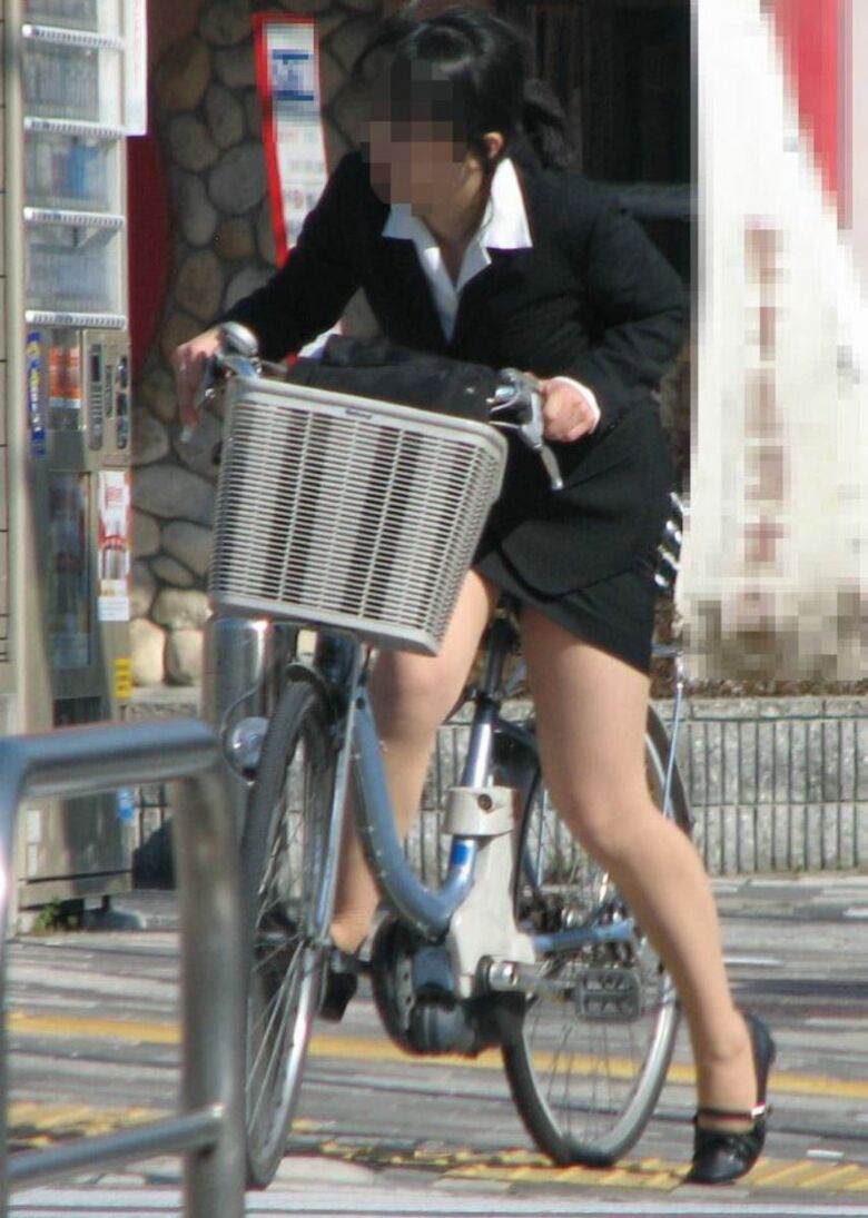 OL 自転車パンチラ画像!生々しくてリアルなパンツをまとめてみたぜ!!082