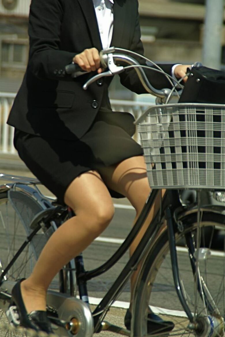 OL 自転車パンチラ画像!生々しくてリアルなパンツをまとめてみたぜ!!086