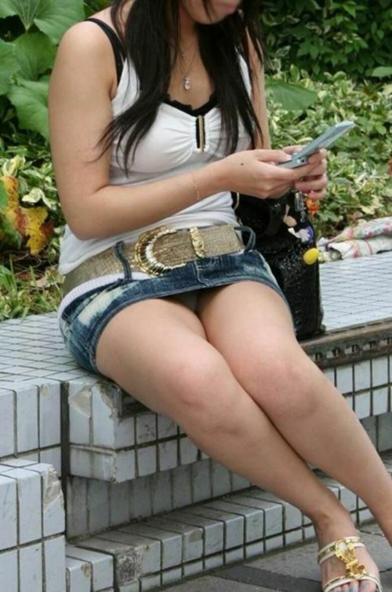 座り パンチラ画像!ぱんちらの定番と言えばこれっしょ❤️正面から見えるパンツがたまりませんな😍002