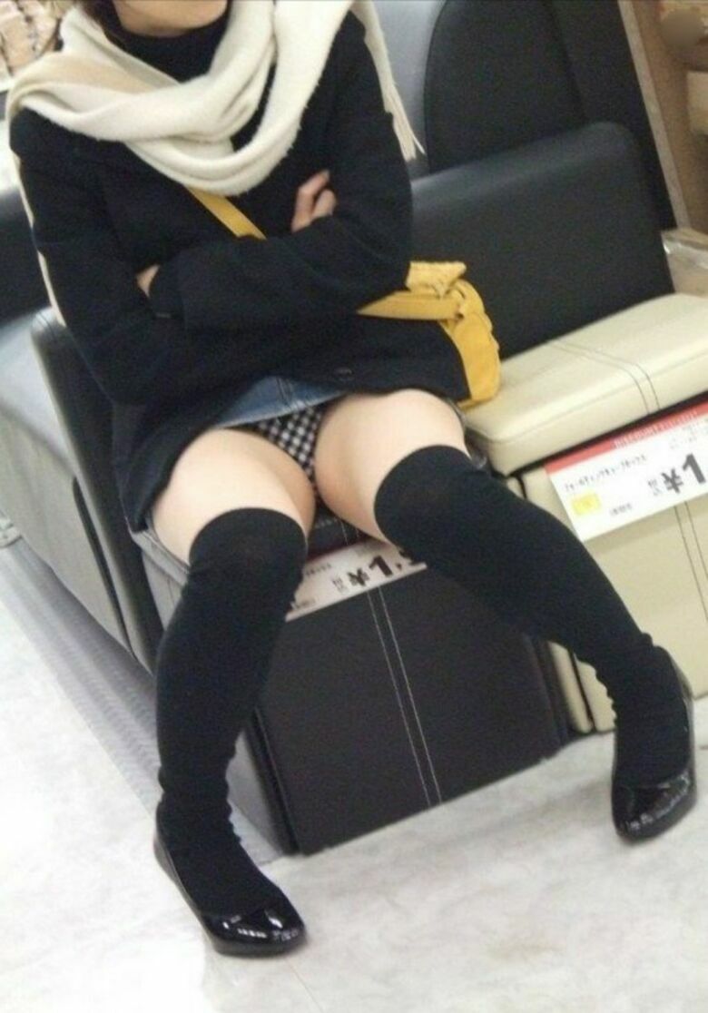 座り パンチラ画像!ぱんちらの定番と言えばこれっしょ❤️正面から見えるパンツがたまりませんな😍010