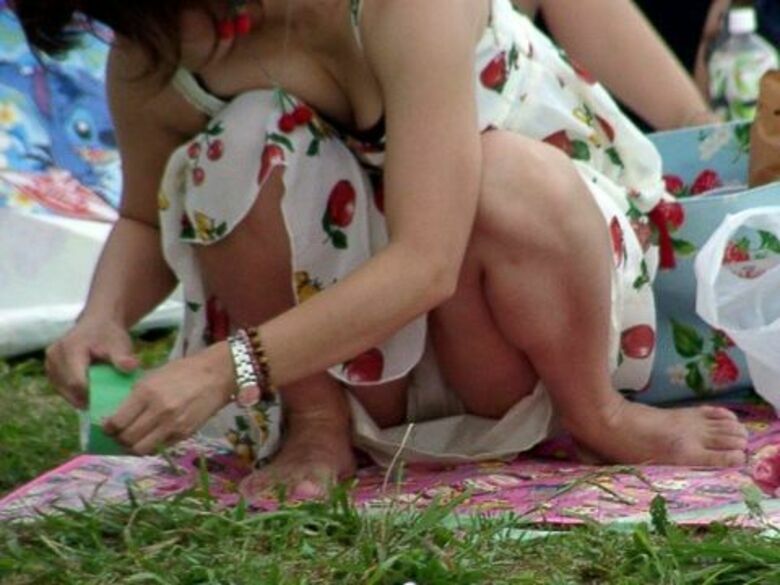 座り パンチラ画像!ぱんちらの定番と言えばこれっしょ❤️正面から見えるパンツがたまりませんな😍015