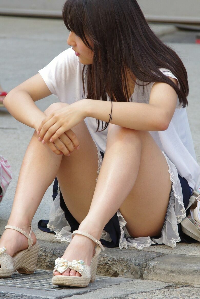 座り パンチラ画像!ぱんちらの定番と言えばこれっしょ❤️正面から見えるパンツがたまりませんな😍017