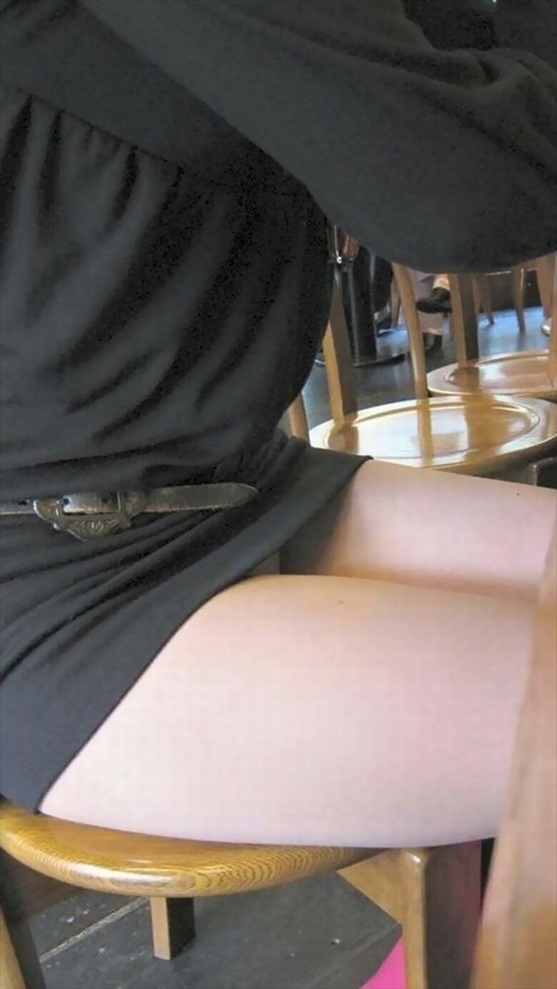 座り パンチラ画像!ぱんちらの定番と言えばこれっしょ❤️正面から見えるパンツがたまりませんな😍028