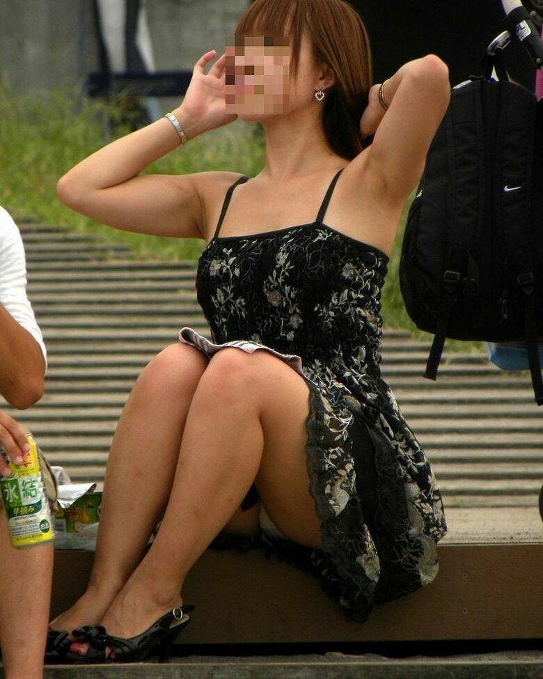 座り パンチラ画像!ぱんちらの定番と言えばこれっしょ❤️正面から見えるパンツがたまりませんな😍036