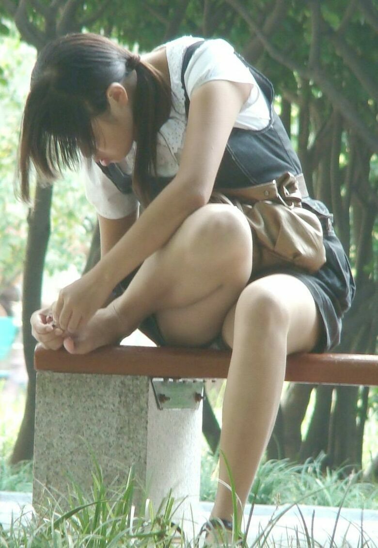 座り パンチラ画像!ぱんちらの定番と言えばこれっしょ❤️正面から見えるパンツがたまりませんな😍041