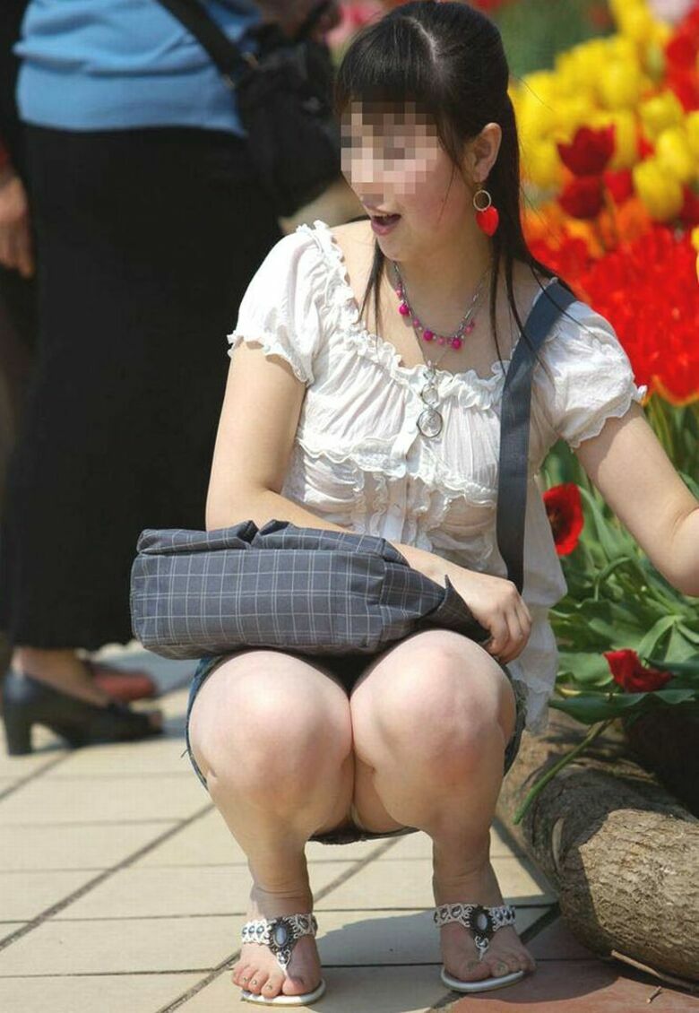 座り パンチラ画像!ぱんちらの定番と言えばこれっしょ❤️正面から見えるパンツがたまりませんな😍042