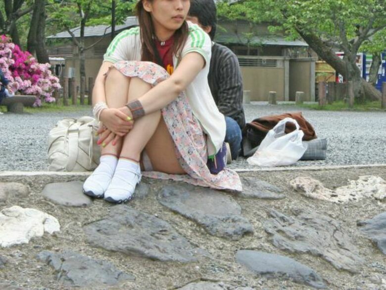 座り パンチラ画像!ぱんちらの定番と言えばこれっしょ❤️正面から見えるパンツがたまりませんな😍048