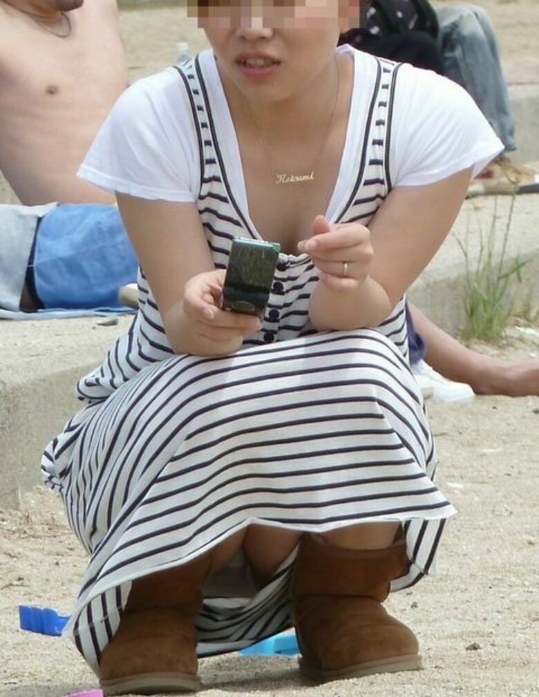 座り パンチラ画像!ぱんちらの定番と言えばこれっしょ❤️正面から見えるパンツがたまりませんな😍049