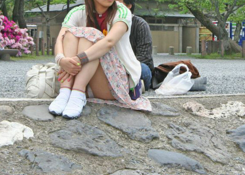 座り パンチラ画像!ぱんちらの定番と言えばこれっしょ❤️正面から見えるパンツがたまりませんな😍057