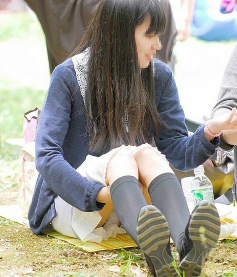座り パンチラ画像!ぱんちらの定番と言えばこれっしょ❤️正面から見えるパンツがたまりませんな😍059