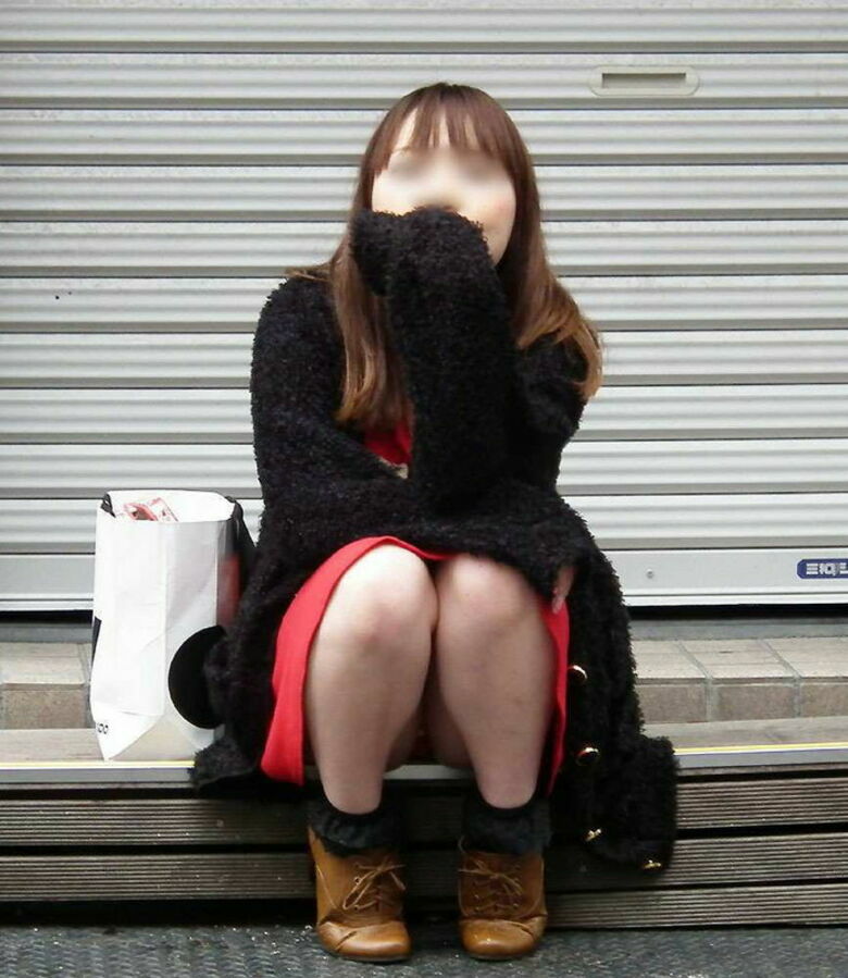 座り パンチラ画像!ぱんちらの定番と言えばこれっしょ❤️正面から見えるパンツがたまりませんな😍061