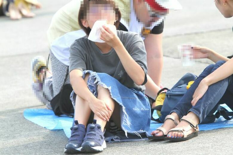 座り パンチラ画像!ぱんちらの定番と言えばこれっしょ❤️正面から見えるパンツがたまりませんな😍063