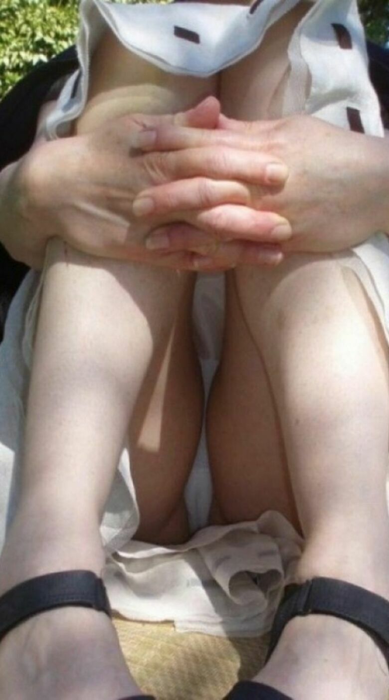 座り パンチラ画像!ぱんちらの定番と言えばこれっしょ❤️正面から見えるパンツがたまりませんな😍064
