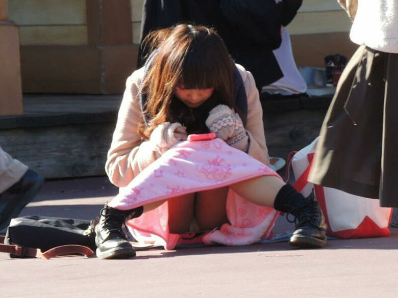 座り パンチラ画像!ぱんちらの定番と言えばこれっしょ❤️正面から見えるパンツがたまりませんな😍066