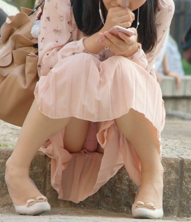 座り パンチラ画像!ぱんちらの定番と言えばこれっしょ❤️正面から見えるパンツがたまりませんな😍073