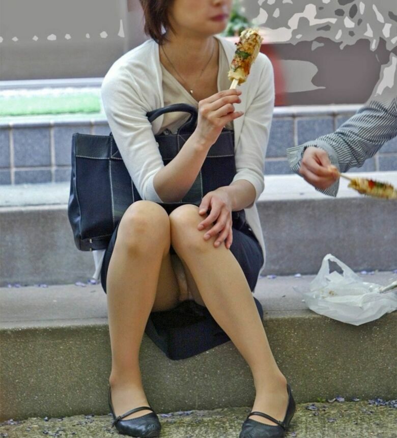 座り パンチラ画像!ぱんちらの定番と言えばこれっしょ❤️正面から見えるパンツがたまりませんな😍075