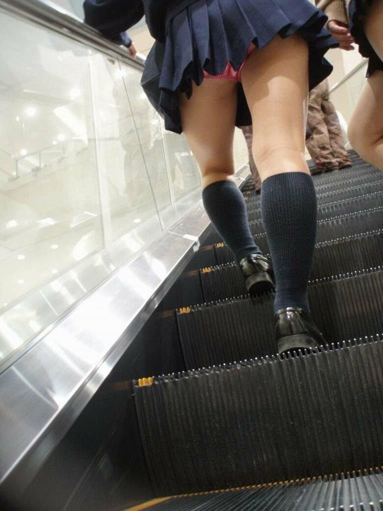 【エスカレーター 盗撮】逆さ撮りの定番！色んなパンツが楽しめて得した気分♪088